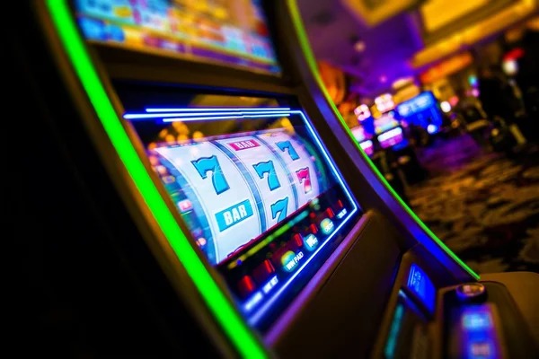 Lightning Roulette live dealer studio with multiplier display on interwin slot